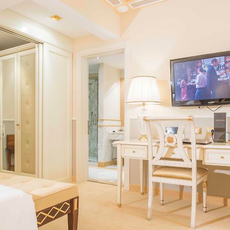 Golden Tower Hotel & Spa Firenze Bagian luar foto A room at the hotel
