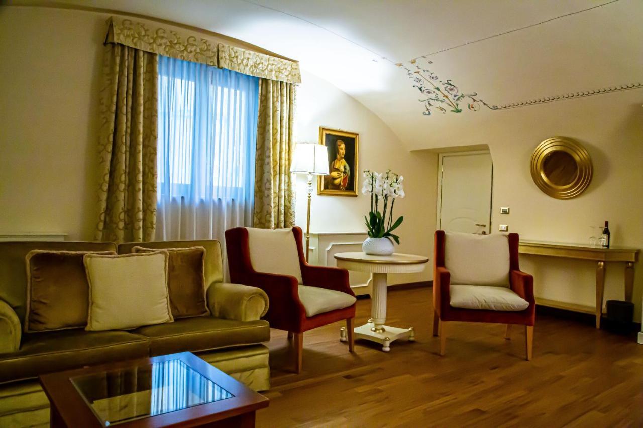 Golden Tower Hotel & Spa Firenze Bagian luar foto A suite at the Hotel de la Ville