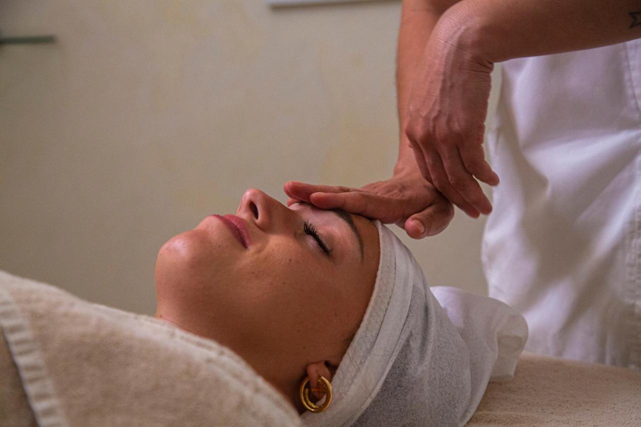 Golden Tower Hotel & Spa Firenze Bagian luar foto A woman receiving a facial massage