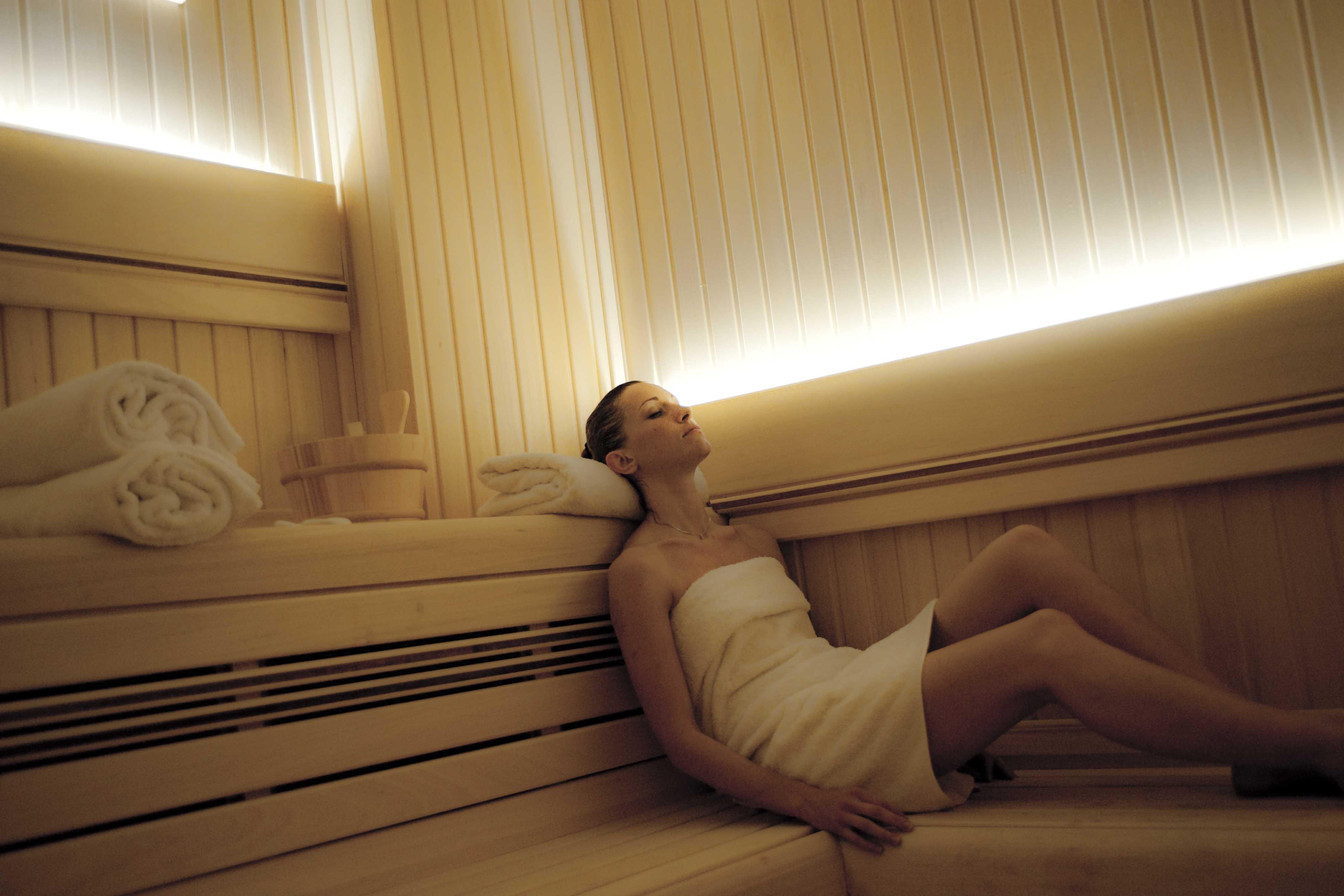 Golden Tower Hotel & Spa Firenze Bagian luar foto A woman in a sauna