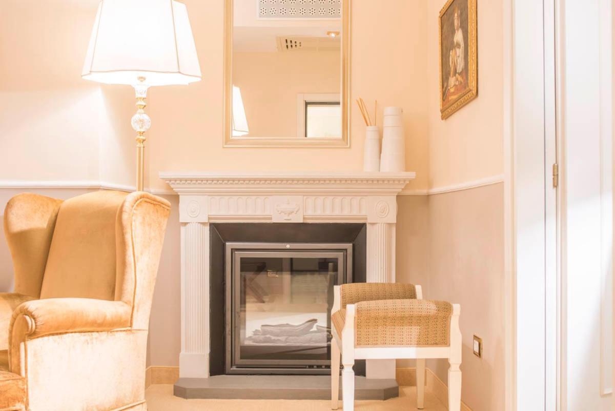 Golden Tower Hotel & Spa Firenze Bagian luar foto A fireplace in a living room