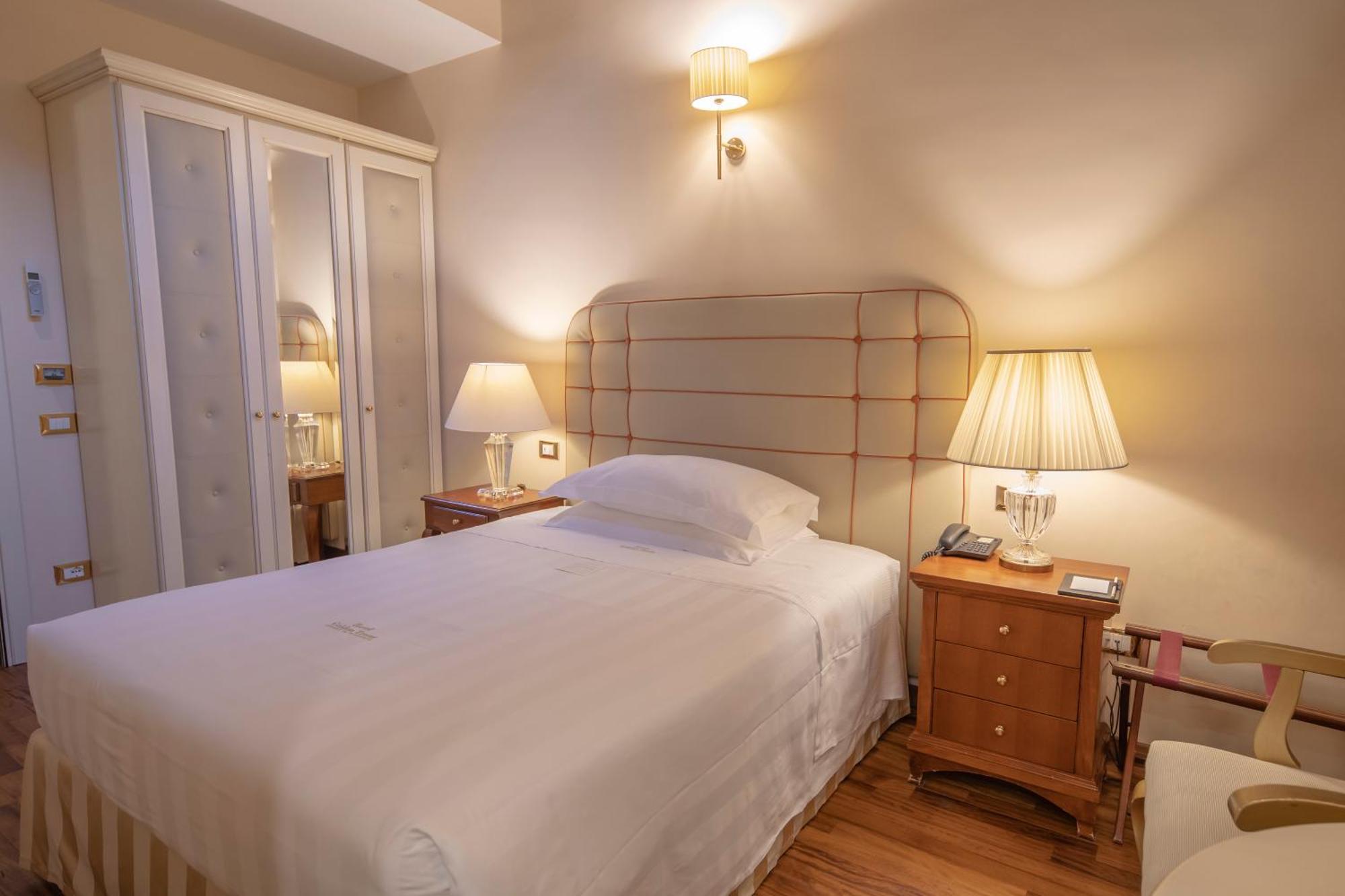 Golden Tower Hotel & Spa Firenze Bagian luar foto A single room at the hotel