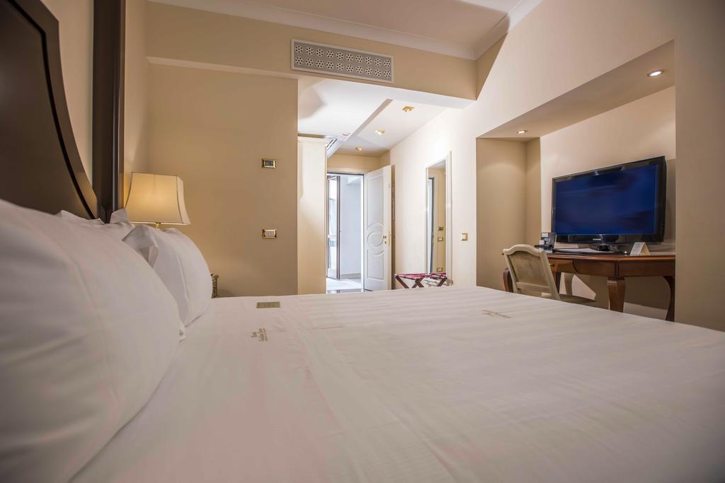 Golden Tower Hotel & Spa Firenze Bagian luar foto A room at the hotel